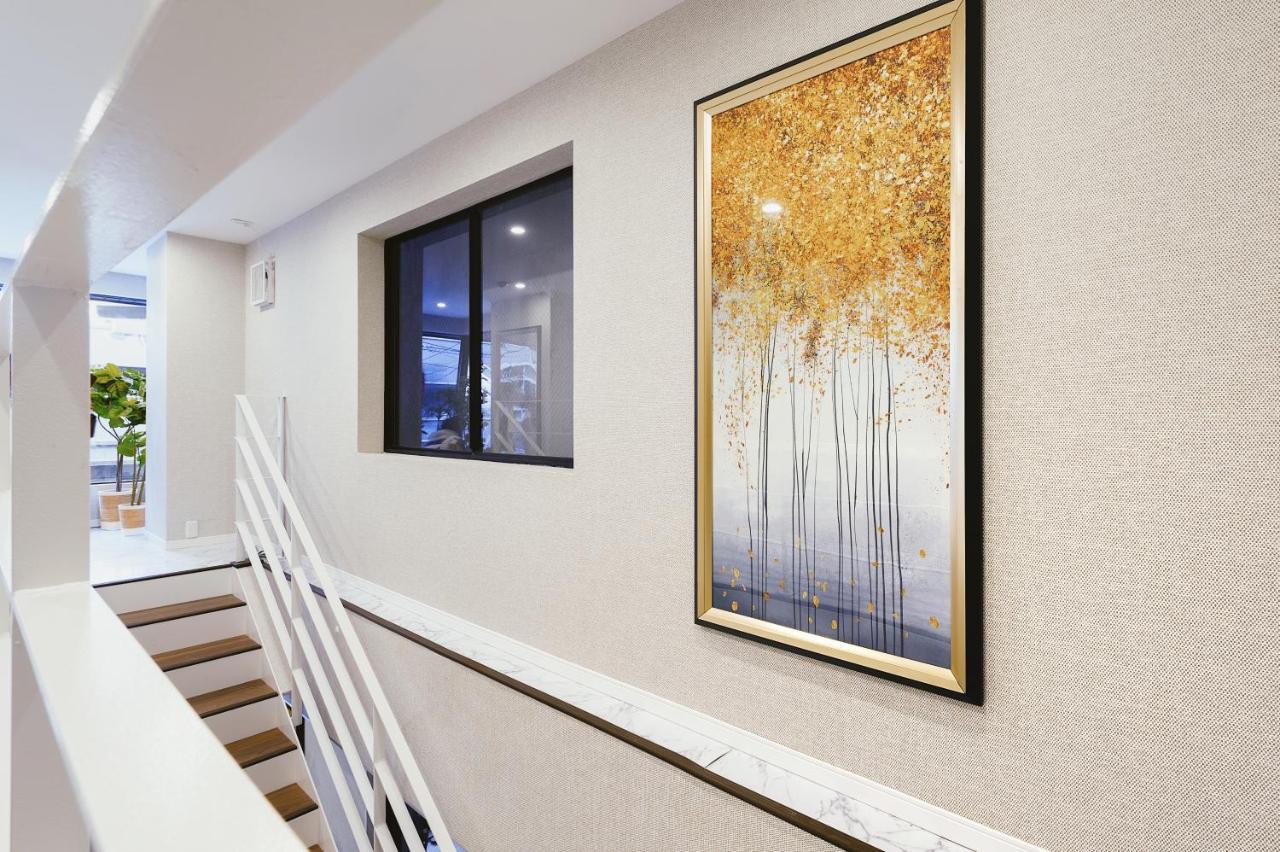 Cherry Blooming Tokyo- All Suite Boutique Hotel 东京伊樱里-中央区全套房艺术酒店 Екстер'єр фото