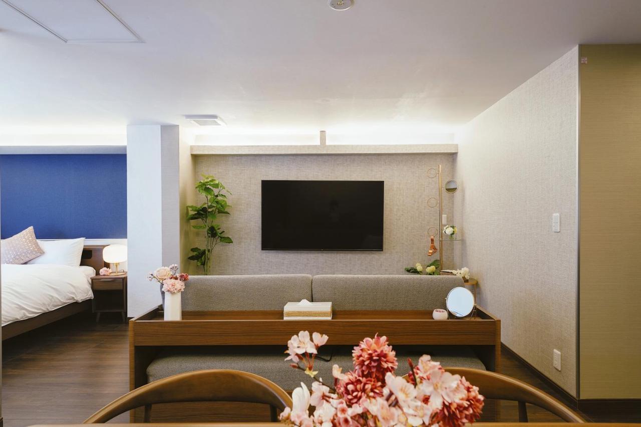 Cherry Blooming Tokyo- All Suite Boutique Hotel 东京伊樱里-中央区全套房艺术酒店 Екстер'єр фото