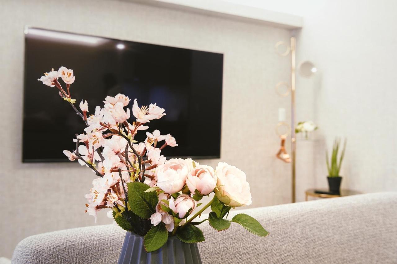 Cherry Blooming Tokyo- All Suite Boutique Hotel 东京伊樱里-中央区全套房艺术酒店 Екстер'єр фото